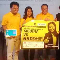 Medina Antusias Main Catur Lawan 650 Orang