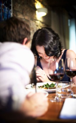 Manfaat Banyak Tertawa Dalam Hubungan Asmara yang Masih Baru