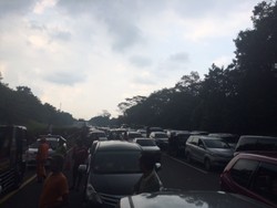 Rencana Liburan Berantakan Gara-gara Tol Jagorawi Macet Parah