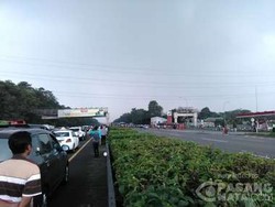 Demo di KM 21 Tol Jagorawi, 2 Arah Ditutup oleh Massa