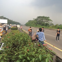 Terjebak Macet di Tol Jagorawi, Pengendara Asyik Berfoto di Jalur yang Kosong