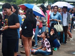 Mendung, Istora Senayan Semakin Dipadati Penonton untuk Tukar Tiket Konser