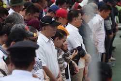 Ekspresi Kerabat Korban QZ8501 Saat Tabur Bunga: Tangis hingga Sujud Syukur