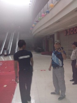 Ini Suasana Bagian Dalam Margo City yang Berasap Saat Kebakaran