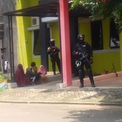 Geledah Rumah Pendana ISIS di Cibubur, Densus Bersenjata Laras Panjang Siaga