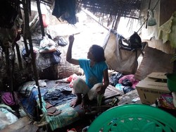 Eni Janda Sebatang Kara di Pinggir Kali Bekasi Harapkan Bantuan