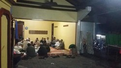 Isak Tangis Sambut Kedatangan Jenazah Rahmat di Rumah Duka
