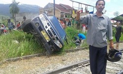 Hindari Kereta, Mobil Ini Terpelanting