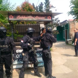 Densus Gerebek Rumah Kontrakan Terduga ISIS di Tambun