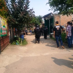 Densus Bongkar Bagasi Motor Milik Terduga ISIS di Tambun