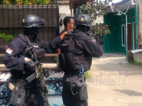 Densus Gerebek Rumah Kontrakan Terduga ISIS
