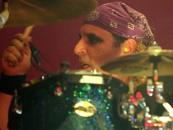 Drummer Twisted Sister AJ Pero Tutup Usia