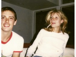 Gwyneth Paltrow Posting Foto Merokok Bareng Mantan Pacar