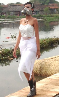 3 Desainer Lokal Fashion Show di Atas Sawah Tercemar Limbah