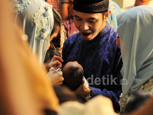 Alyssa dan Dude Harlino Gelar Akikah Putra Pertama