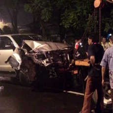 Diduga Pengemudi Mabuk, Fortuner Terguling Usai Tabrak Pohon