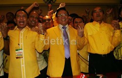 Perebutan Fraksi Golkar di DPR Dimulai, Kubu Ical atau Agung yang Menang?