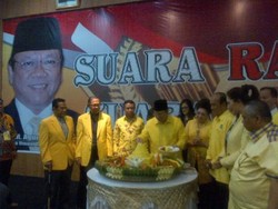 Ultah ke 66, Agung Beri Potongan Tumpeng Pertama ke Fahmi Idris