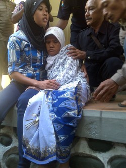 Nenek Asyani Mendadak Pusing Usai Marah pada Saksi Kepolisian, Sidang Diskorsing