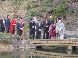 Jokowi dan Iriana Diajak Lihat Kolam Ikan Koi Istana Kaisar Jepang