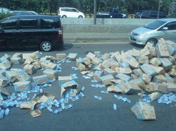 Mobil Boks Pengangkut Air Mineral Terguling di Tol Halim, Lalin Tersendat