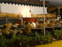 Ikut Nonton Wayang Ki Manteb, Bang Yos Hadiri Perayaan Syukuran Golkar