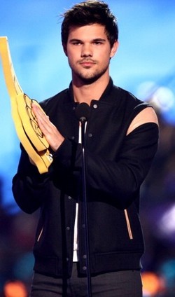 Si Macho Taylor Lautner Ternyata Takut Tikus Kecil