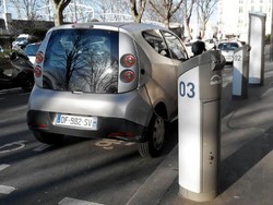 Mudahnya Mengisi Baterai Mobil Listrik di Jalanan Paris