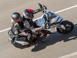 Ini Cara Boncengan Motor yang Benar