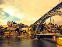 Senja Ciamik Berbalut Nuansa Kuno di Portugal