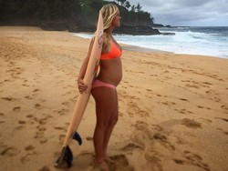 Hamil 6 Bulan, Traveler Ini Tetap Hobi Surfing