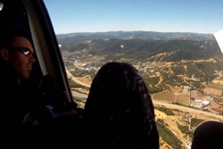 Mau Rekam Aksi Terjun Payung, Kamera Malah Jatuh ke Kandang Babi