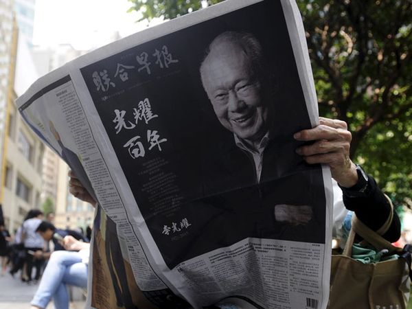Wafatnya Lee Kuan Yew Jadi HL Surat Kabar