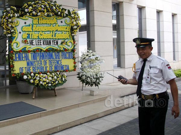 Karangan Bunga untuk Lee Kuan Yew