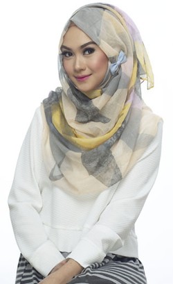 Kreasi Jilbab Simpel dengan Jepitan Pita Sebagai Pengganti Bros