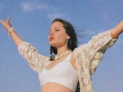 Seksi! Ini Pemotretan Angelina Jolie di Usia 18