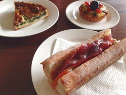 Levant Boulangerie & Patisserie: Ngemil Quiche Tuna dan Tartelette Fruits yang Enak di Awal Minggu