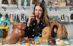 Pekerjaan Wanita Ini Mengunyah 5 Kilogram Cokelat Setiap Minggu