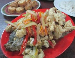 Ikan Saus Asam Manis yang Klasik Paling Cocok untuk Makan Siang