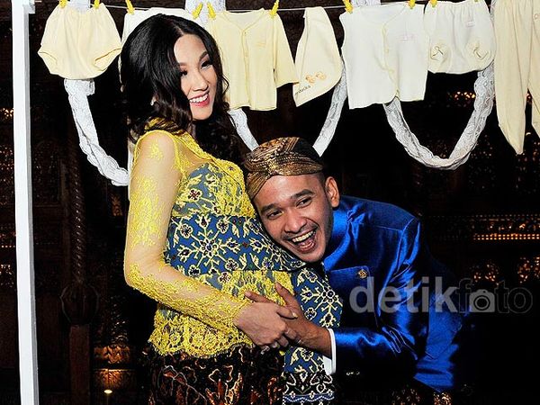 Wajah Bahagia Sarwendah dan Ruben Gelar Syukuran 7 Bulanan