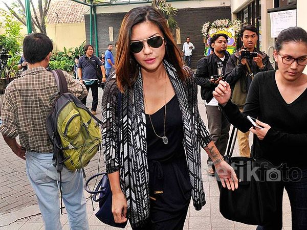 Aline Adita Melayat Frans Tumbuan