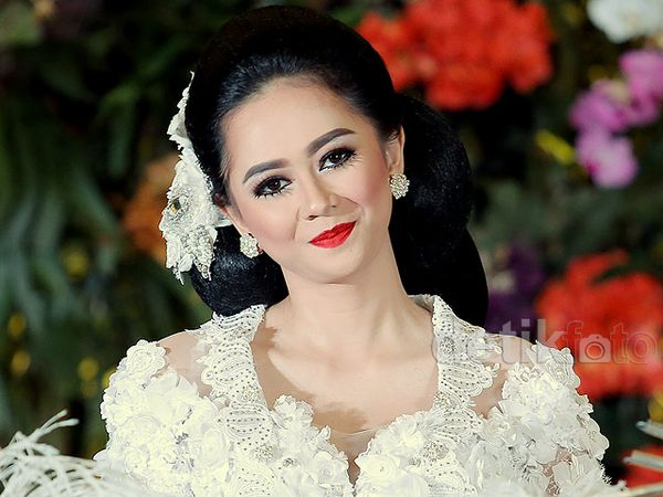 Anggunnya Aura Kasih Berkebaya Bak Pengantin