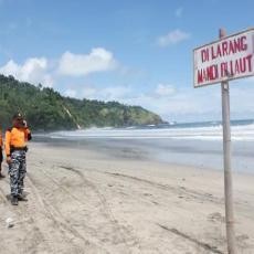 Ombak Tinggi, Pencarian Dua Orang Terseret Ombak di Jolosutro Dihentikan