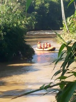 Tukang Kayu Terseret Arus Sungai Saat Menghanyutkan Hasil Tebangannya