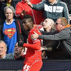 Ketika Suporter Selamatkan Balotelli dari Kartu Merah