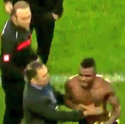 Dicemooh Fans Timnya Sendiri, Pesepakbola Ini Langsung Buka Baju Minta Diganti