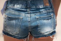 Dibanding Bokong Besar, Pria Lebih Suka Wanita Berlekuk Tubuh 45 Derajat