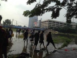 Halaman Stasiun Depok Baru Banjir, Penumpang Nyeker