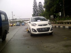 Parkir di Lajur Jalan, Sedan Putih di Depan Balai Kota Depok Digembok Dishub