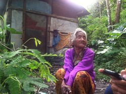 Kisah Mbah Jirah, Nenek 90 Tahun yang Hidup Sendiri di Lereng Merapi